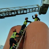 Bomberos SCIS rescatan a un hombre del interior de una tinaja en Valdepeñas Bomberos SCIS rescatan a un hombre del interior de una tinaja en Valdepeñas