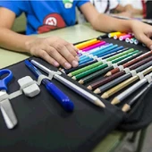 Un alumno con su material escolar Un alumno con su material escolar