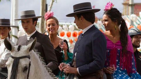 Imagen de archivo de unos j&oacute;venes en la Feria de Abril en Sevilla