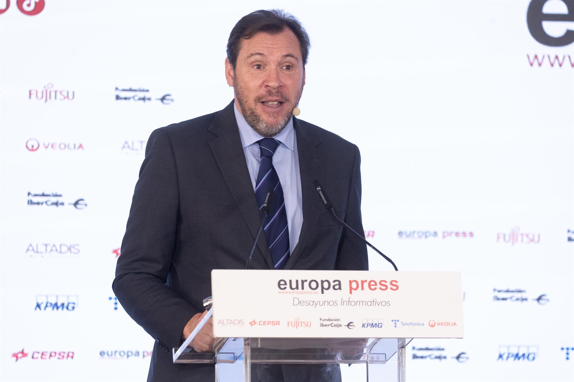 El Ministro Puente aboga por conectar la red convencional y el AVE en C-LM mediante fases para mejorar la conexión extremeña El Ministro Puente aboga por conectar la red convencional y el AVE en C-LM mediante fases para mejorar la conexión extremeña