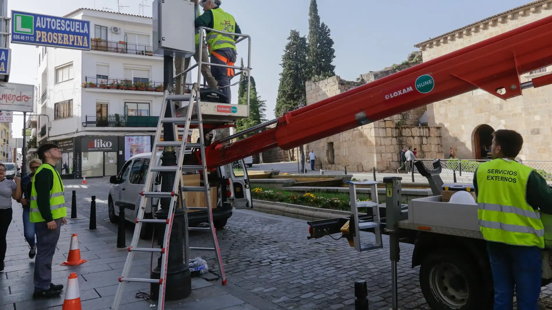 Operarios instalan una de las cámaras de videovigilancia en la Plaza del Rastro de Mérida
