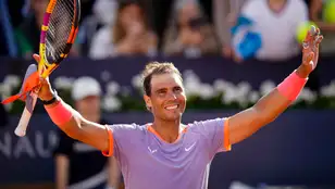 El tenista español, Rafael Nadal, muestra su alegría al finalizar su partido de primera ronda del Godó.