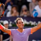 El tenista español, Rafael Nadal, muestra su alegría al finalizar su partido de primera ronda del Godó.