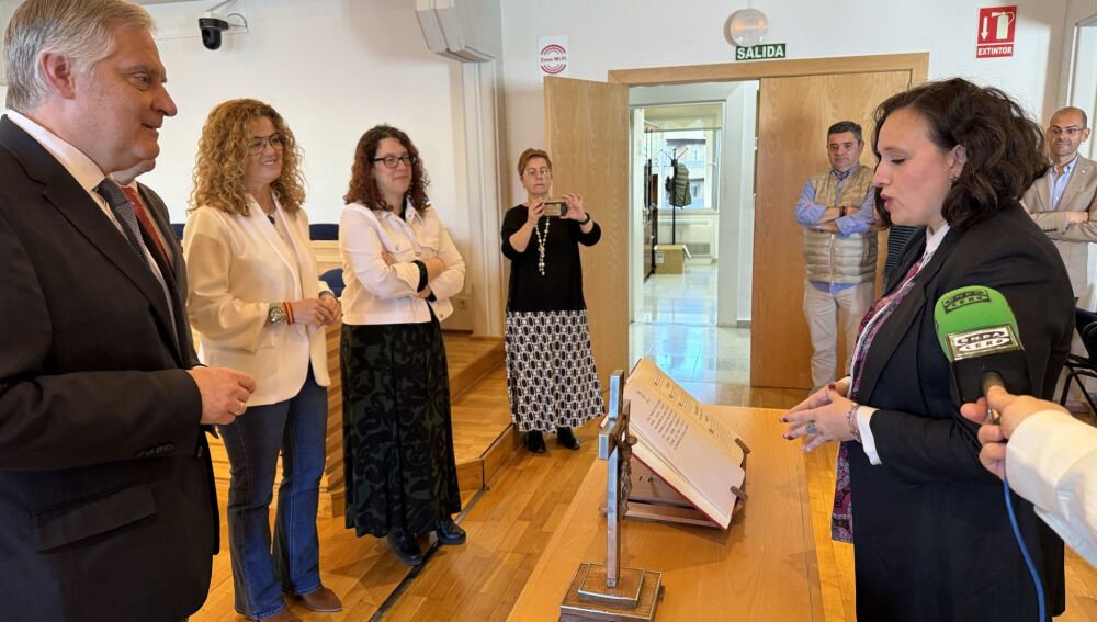 Cynthia Becerra en el momento de la toma de posesión