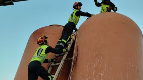 Bomberos rescataron al hombre que cayó a una tinaja de seis metros de altura