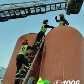 Bomberos rescataron al hombre que cayó a una tinaja de seis metros de altura Bomberos rescataron al hombre que cayó a una tinaja de seis metros de altura