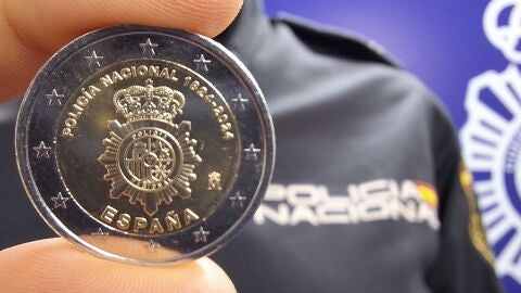 "La Policía Nacional enseña la nueva moneda de 2 euros " "La Policía Nacional enseña la nueva moneda de 2 euros "