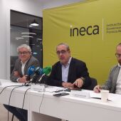 En el centro de la imagen Nacho Amirola, presidente de INECA, junto a Francisco Llopis y Quino Palací