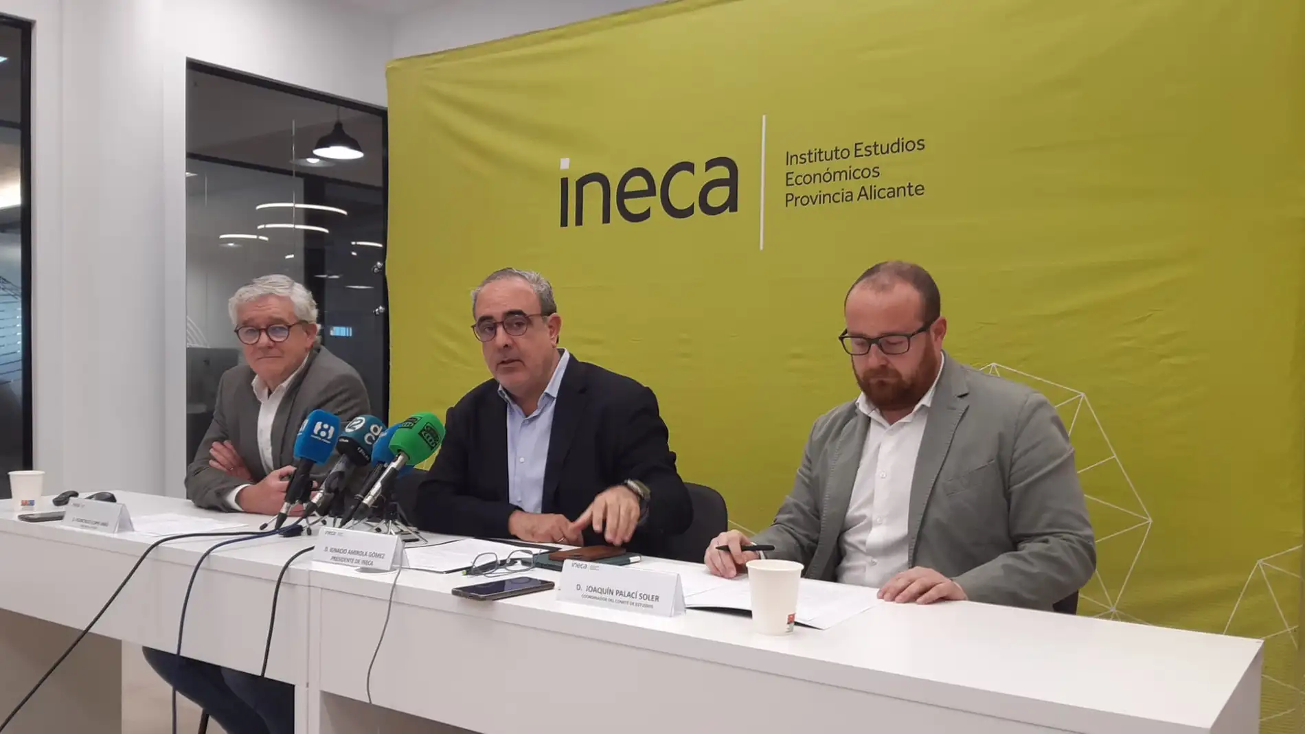 En el centro de la imagen Nacho Amirola, presidente de INECA, junto a Francisco Llopis y Quino Palací