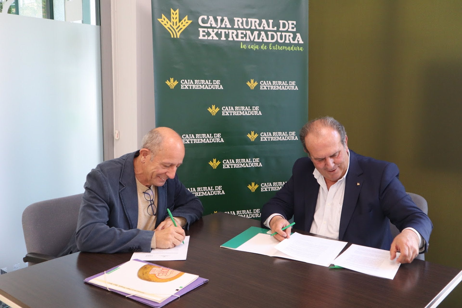 Caja Rural de Extremadura y Queso de Ibores firman un convenio para promocionar este producto Caja Rural de Extremadura y Queso de Ibores firman un convenio para promocionar este producto