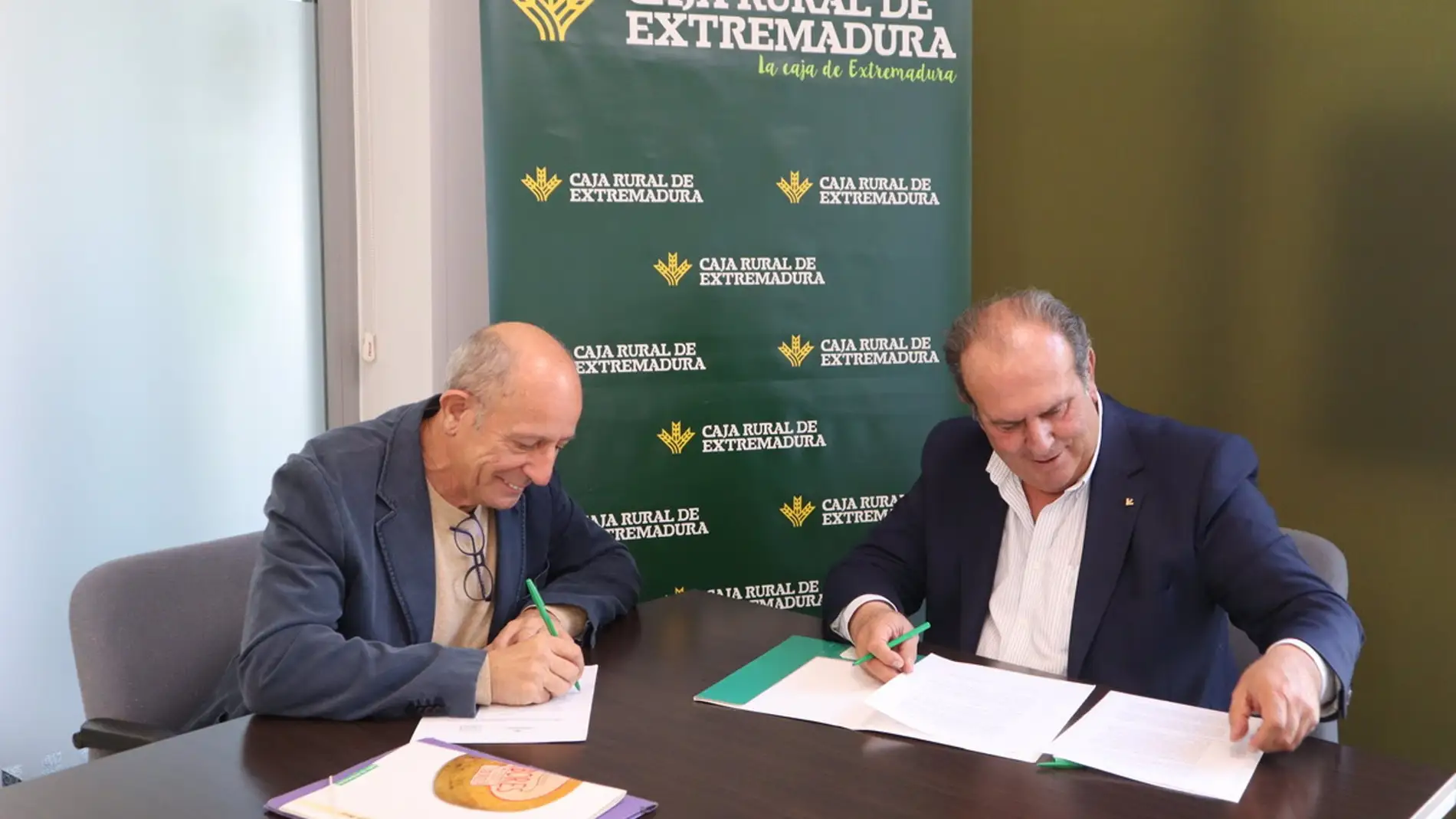 Caja Rural de Extremadura y Queso de Ibores firman un convenio para promocionar este producto