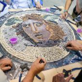 Un taller en el que participan 60 mayores de Mérida realiza una réplica del mosaico encontrado en la Huerta de Otero