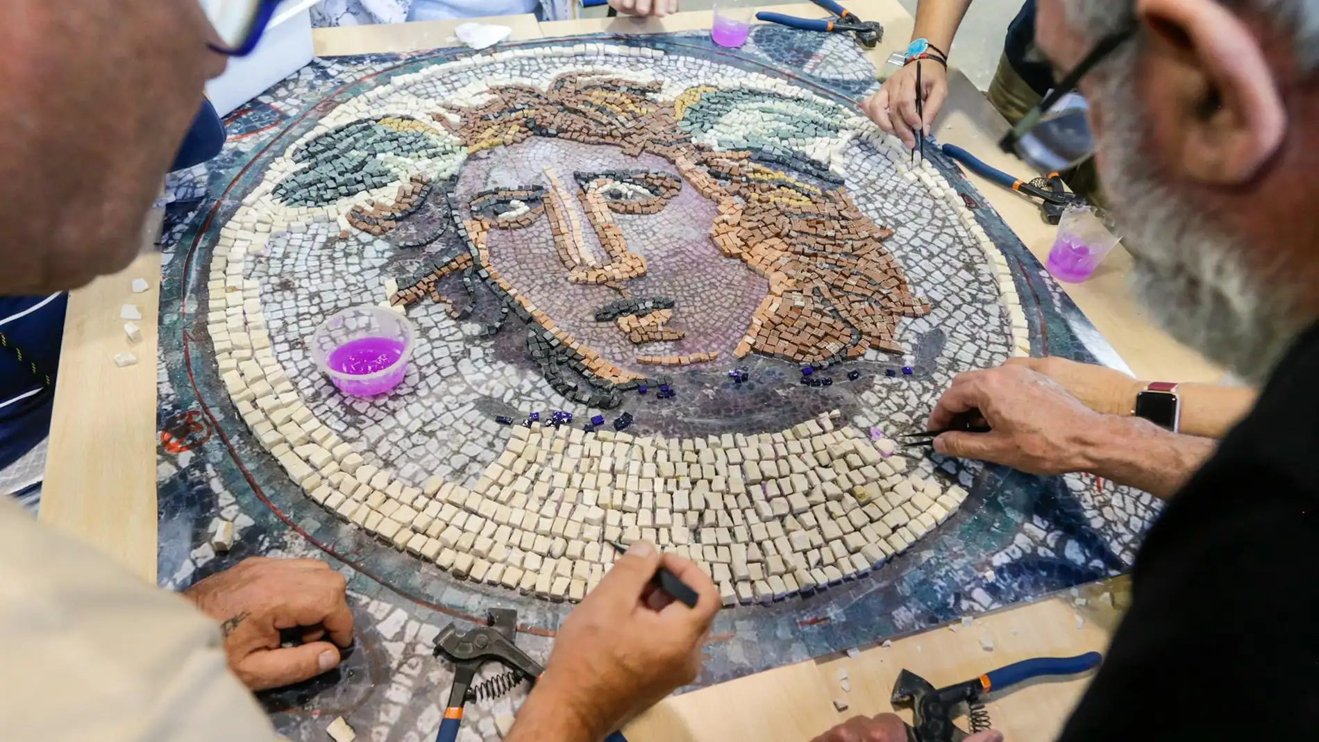 Un taller en el que participan 60 mayores de Mérida realiza una réplica del mosaico encontrado en la Huerta de Otero