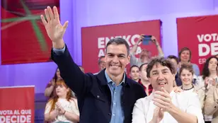 El presidente del Gobierno y secretario general del PSOE, Pedro Sánchez, junto al candidato Eneko Andueza 