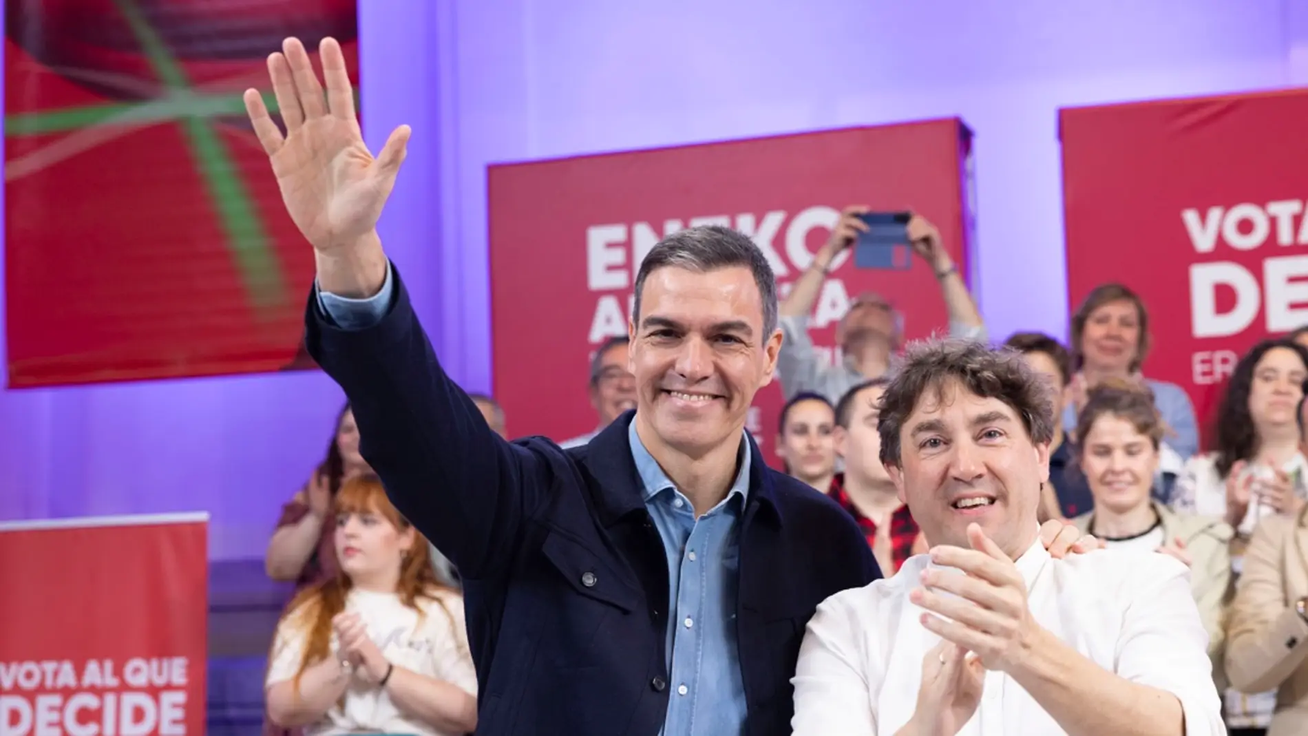 El presidente del Gobierno y secretario general del PSOE, Pedro Sánchez, junto al candidato Eneko Andueza/ EFE/Javier Etxezarreta