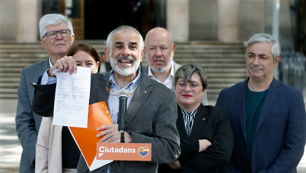 Carlos Carrizosa atiende a los medios después de presentar la impugnación de la candidatura de Carles Puigdemont ante la Junta Electoral Provincial de Barcelona por no residir en Cataluña. Carlos Carrizosa atiende a los medios después de presentar la impugnación de la candidatura de Carles Puigdemont ante la Junta Electoral Provincial de Barcelona por no residir en Cataluña.