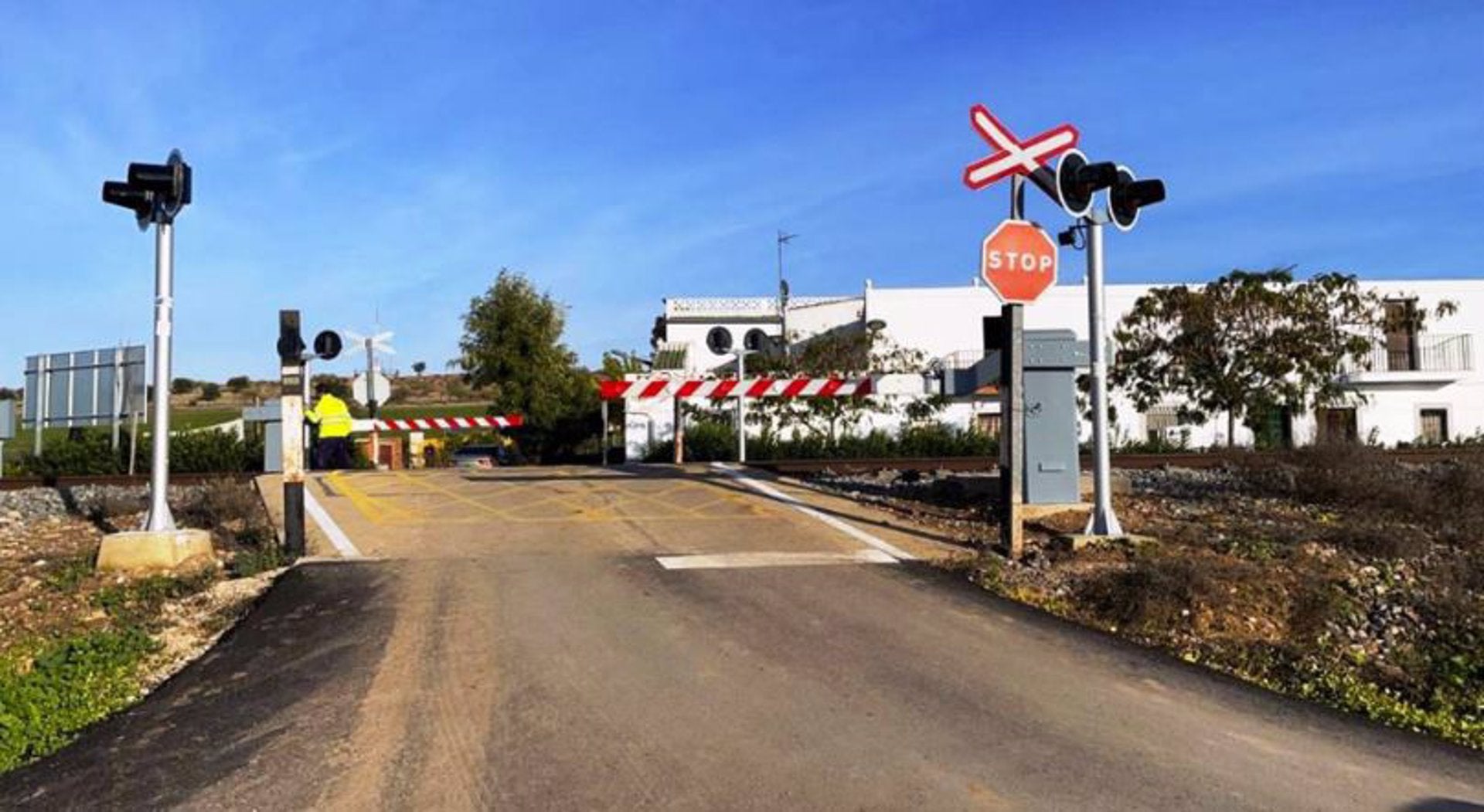 Adif mejora la protección de 11 pasos a nivel en la línea convencional entre Guadalmez y Castuera por más de 3 millones Adif mejora la protección de 11 pasos a nivel en la línea convencional entre Guadalmez y Castuera por más de 3 millones