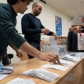 Varias personas realizan un escrutinio de votos con motivo de las elecciones autonómicas de Galicia.
