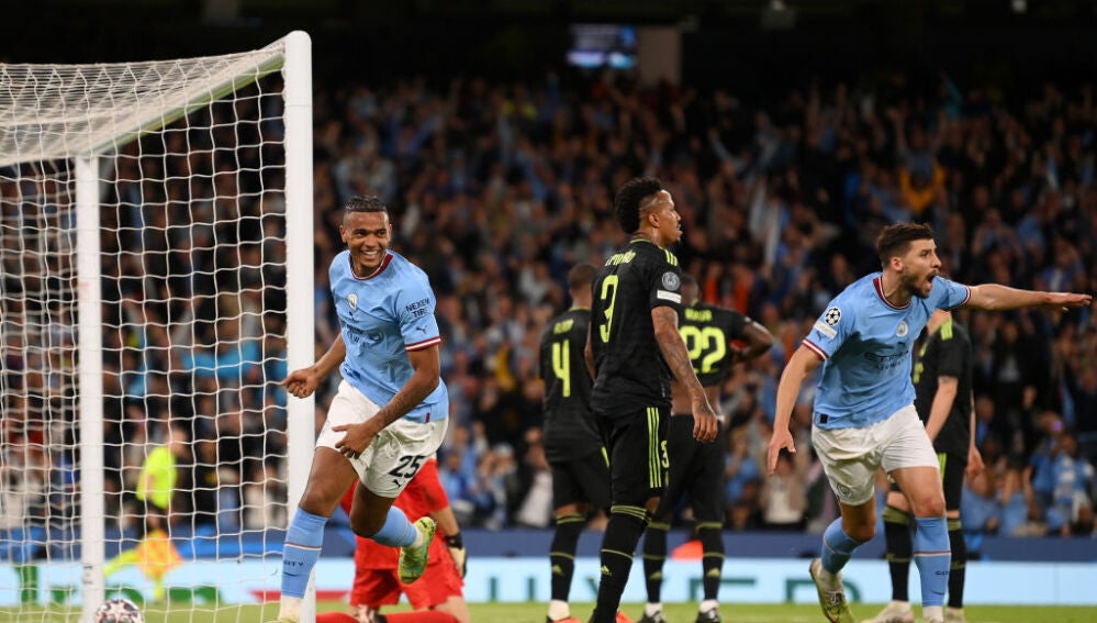 Akanji y Dias celebran uno de los goles de la goleada del Manchester City al Real Madrid en 2023