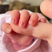 Imagen de archivo de la mano de un recién nacido