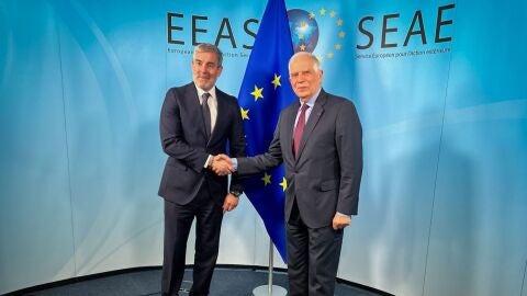 Fernando Clavijo, Presidente del Gobierno de Canarias y Josep Borrell , alto Representante de la UE en matera de exteriores en una reuniòn en Bruselas el martes 16 de abril de 2024