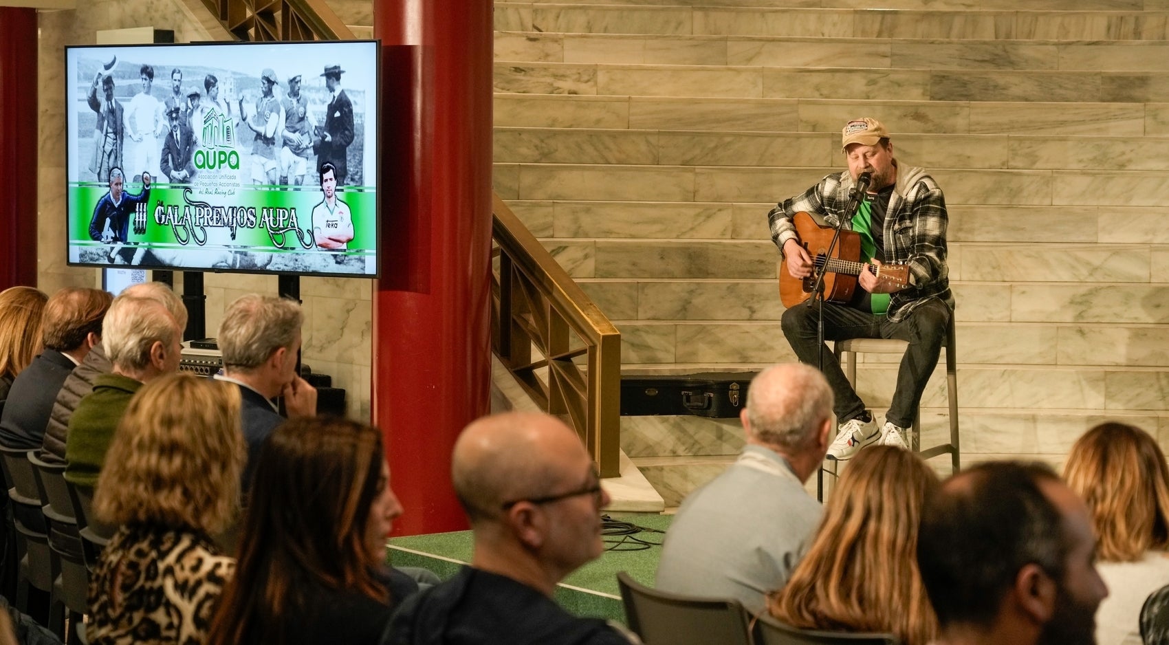 Phil Grijuela: "Muchos jóvenes todavía escuchan rock, aunque los otros hagan más ruido" Phil Grijuela: "Muchos jóvenes todavía escuchan rock, aunque los otros hagan más ruido"