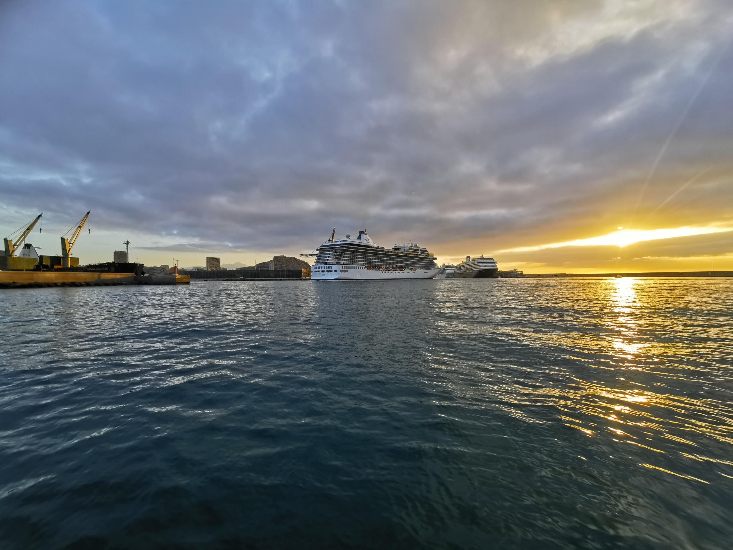 Alicante se posiciona como destino de cruceros con 5 barcos y más de 11.000 pasajeros en dos días Alicante se posiciona como destino de cruceros con 5 barcos y más de 11.000 pasajeros en dos días