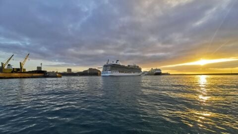 Nuevos cruceros llegan al amanecer al puerto de Alicante