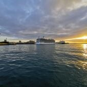 Nuevos cruceros llegan al amanecer al puerto de Alicante