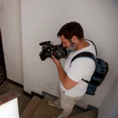  Un reportero de televisión toma imágenes de la puerta de la vivienda de Fuengirola