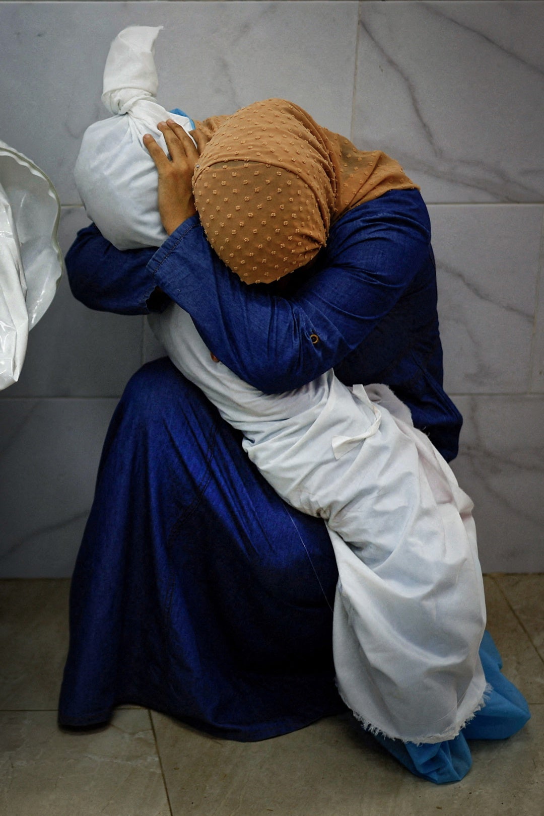 La imagen de una mujer palestina abrazada al cuerpo fallecido de su sobrina gana el World Press Photo 2024 La imagen de una mujer palestina abrazada al cuerpo fallecido de su sobrina gana el World Press Photo 2024