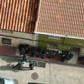 Los agentes rodean la vivienda de Utrillas que servía de punto de venta de drogas al menudeo
