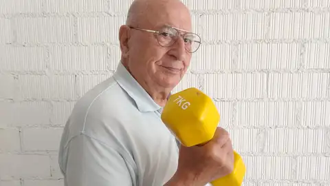 Un mayor entrena en el Centro de Nuria Ropero Un mayor entrena en el Centro de Nuria Ropero