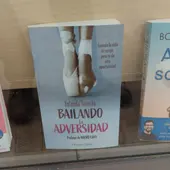"Bailando la adversidad", de Yolana Torosio, en un escaparate "Bailando la adversidad", de Yolana Torosio, en un escaparate