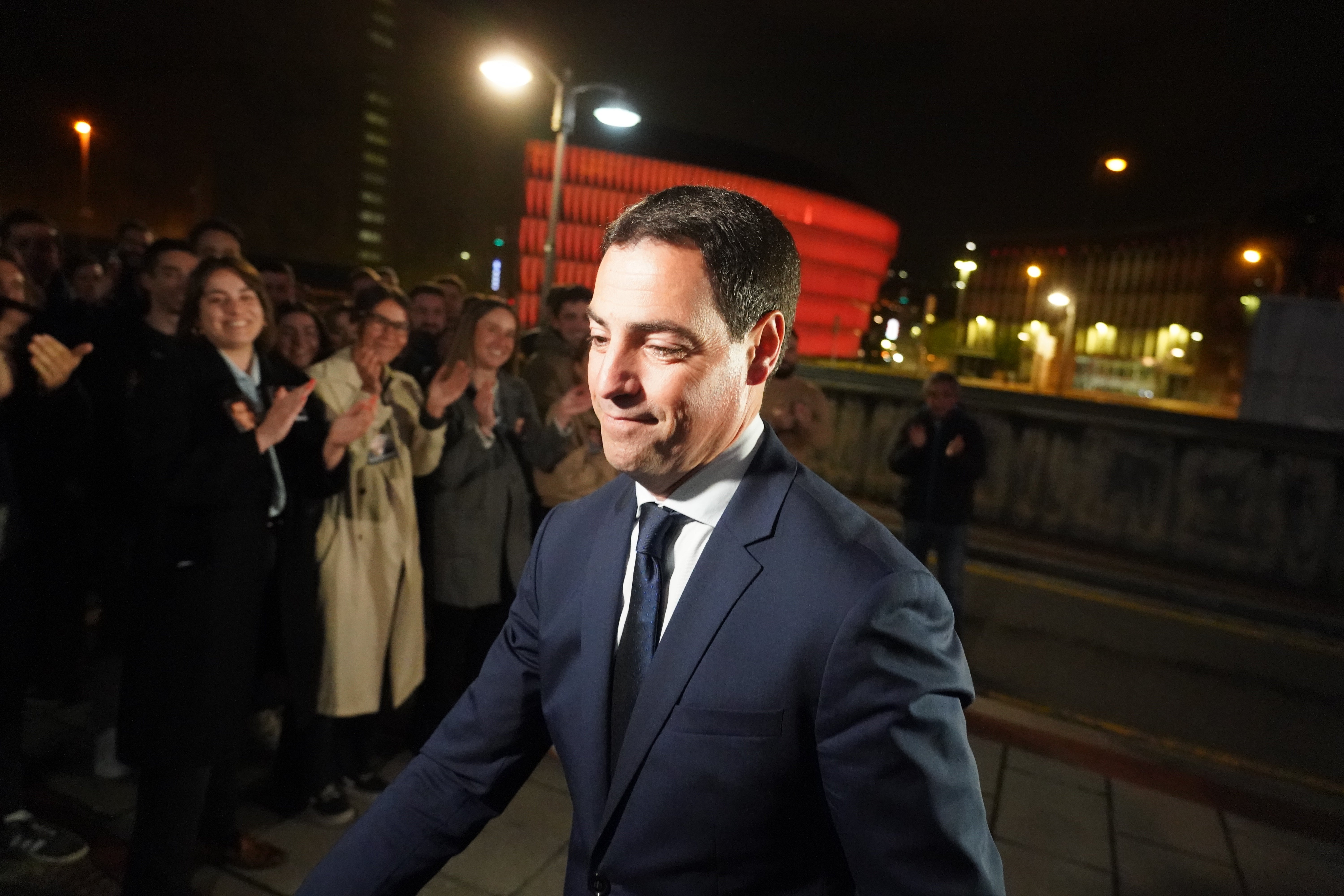 Imanol Pradales llegando al debate electoral en la EITB Imanol Pradales llegando al debate electoral en la EITB