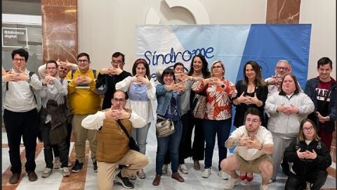Usuarios de la fundaci&oacute;n Sindrome de Down en la presentaci&oacute;n de la exposici&oacute;n. 