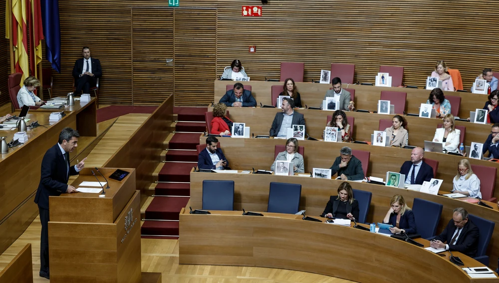 El president de la Generalitat, Carlos Mazón , responde en el pleno de Les Corts a preguntas de los grupos parlamentarios en la sesión de control. 