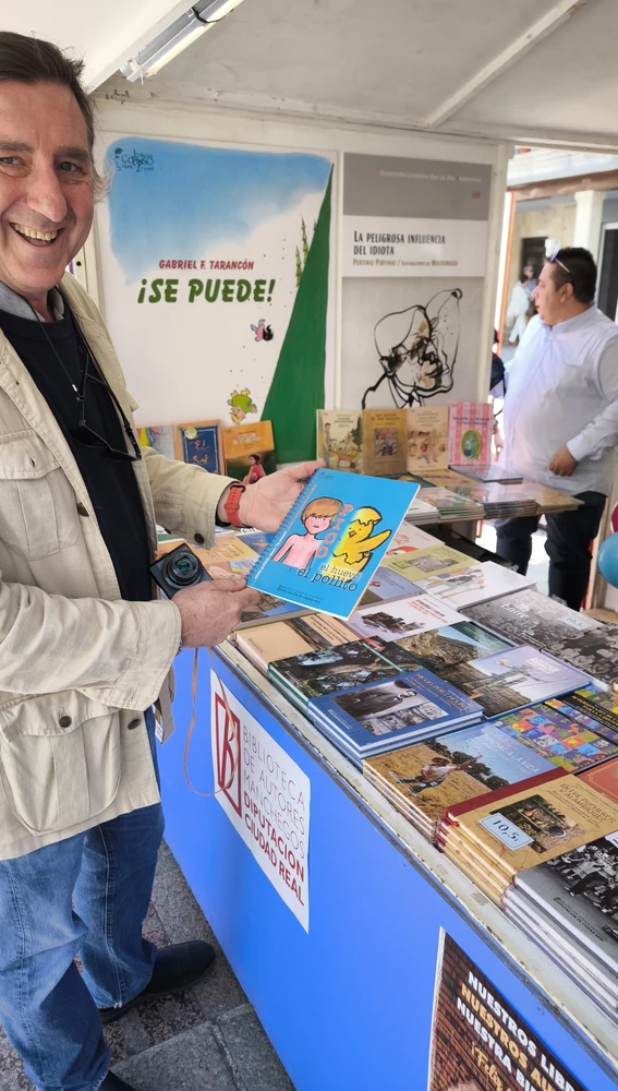 Pedro Lozano con un libro en la Feria