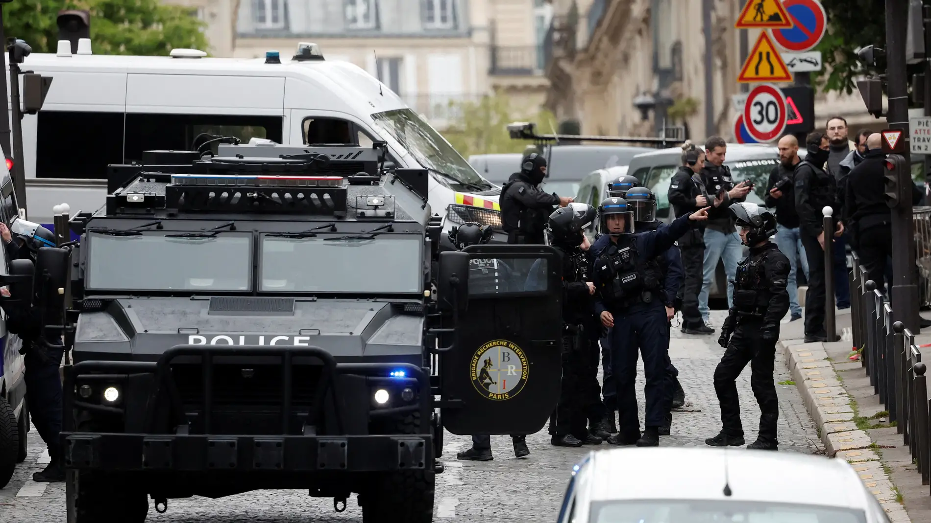 Las fuerzas de seguridad aseguran el área en torno a la embajada iraní de París/ Reuters