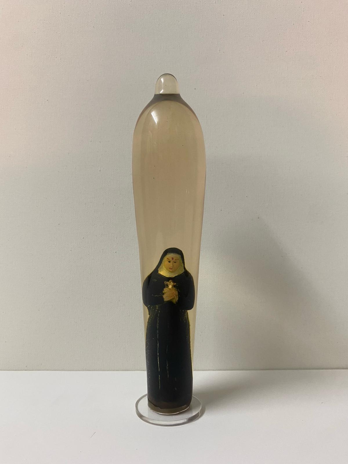 Monjas dentro de preservativos: así es la polémica exposición que se acaba de inaugurar en Gran Canaria Monjas dentro de preservativos: así es la polémica exposición que se acaba de inaugurar en Gran Canaria