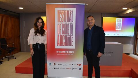 Ana Poquet y Vicente Seva con el cartel del Festival de Cine de Alicante 2024