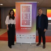 Ana Poquet y Vicente Seva con el cartel del Festival de Cine de Alicante 2024