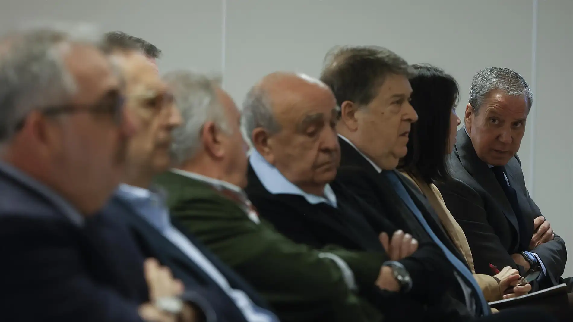 Els expresidents de la Generalitat, José Luis Olivas (3d) y Eduardo Zaplana (1d) durante el juicio por Erial.