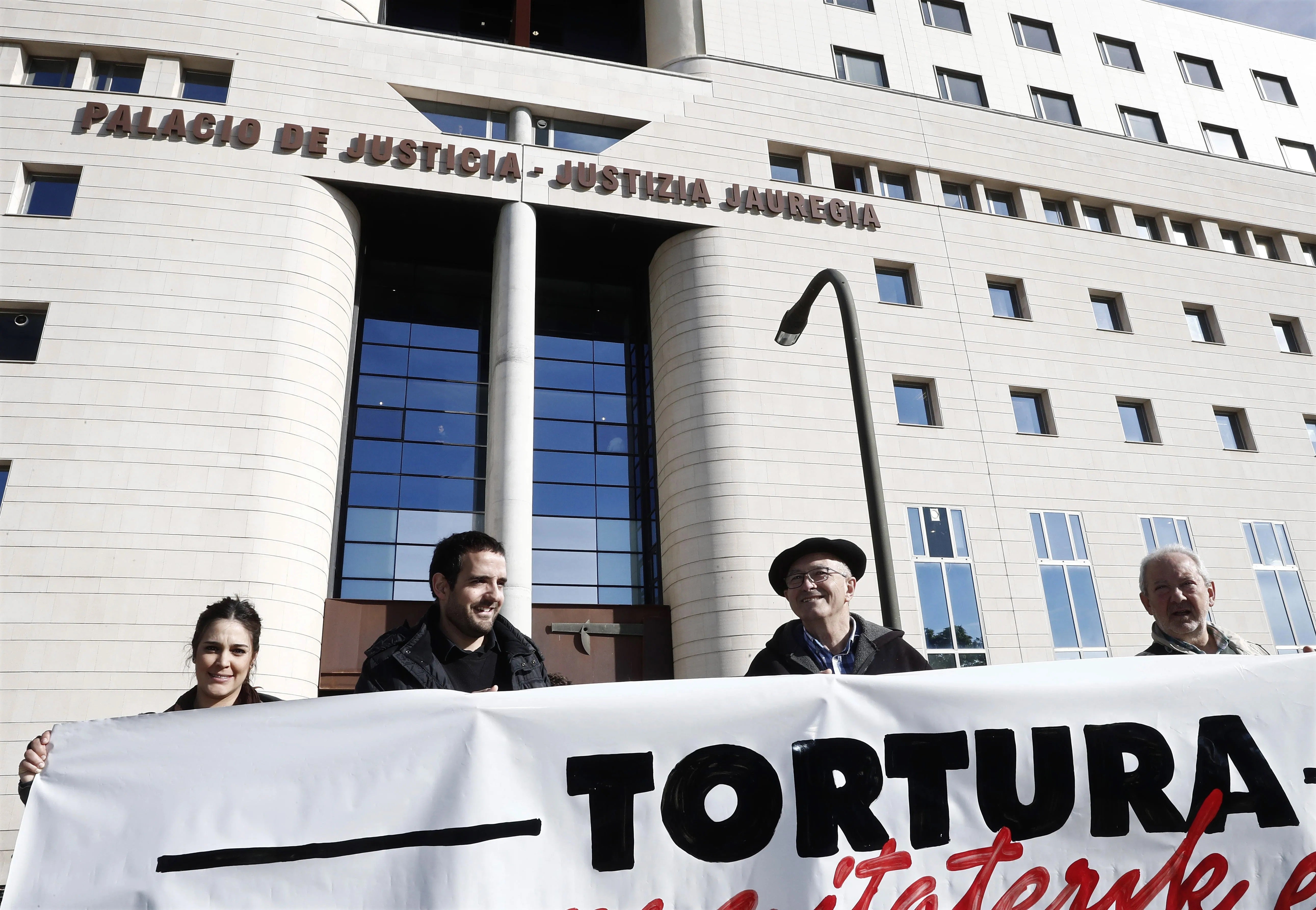 Navarra reconoce a doce víctimas de actos de motivación política provocados por grupos de extrema derecha o funcionarios públicos Navarra reconoce a doce víctimas de actos de motivación política provocados por grupos de extrema derecha o funcionarios públicos
