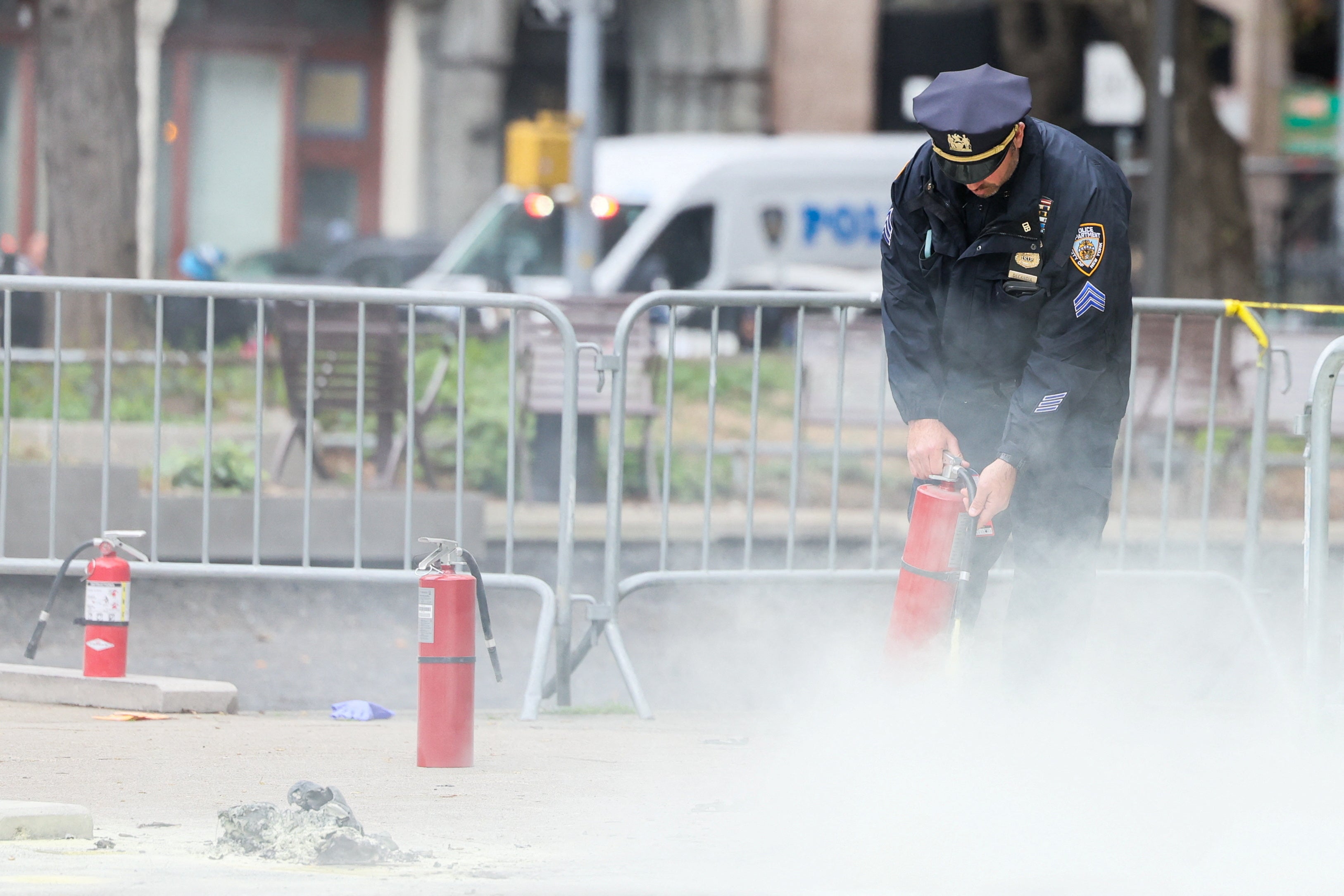 Un hombre se prende fuego frente al Tribunal donde juzgan a Donald Trump Un hombre se prende fuego frente al Tribunal donde juzgan a Donald Trump