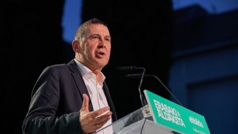 Arnaldo Otegi durante un mitin de EH Bildu en un acto de campa&ntilde;a para las elecciones del Pa&iacute;s Vasco en 2024