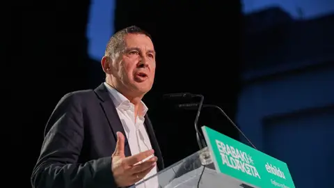Arnaldo Otegi durante un mitin de EH Bildu en un acto de campaña para las elecciones del País Vasco en 2024 Arnaldo Otegi durante un mitin de EH Bildu en un acto de campaña para las elecciones del País Vasco en 2024
