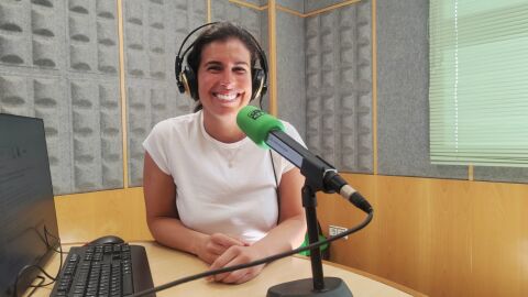 Clara Lojo en los estudio de Onda Cero Galicia