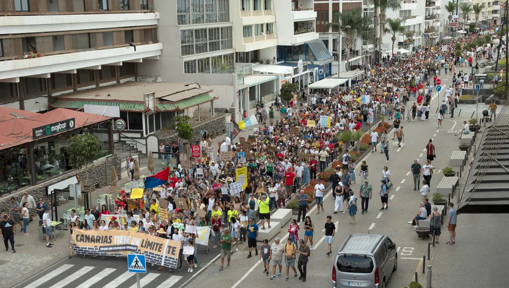  Manifestación contra la masificación turística celebrada en Lanzarote este sábado. Unos 9000 ciudadanos, según la policía local de Arrecife