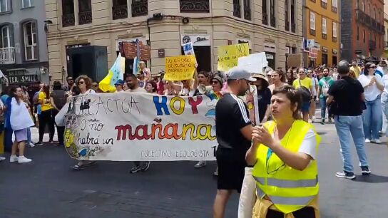 Manifestación 'Canarias tiene un límite' en Santa Cruz de Tenerife | 1
